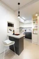 투톤 컬러의 효율적인 소형 주방 인테리어